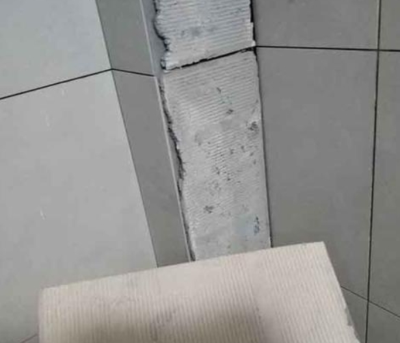 曹妃甸瓷砖空鼓维修公司分享下厨房瓷砖脱落的补救措施。